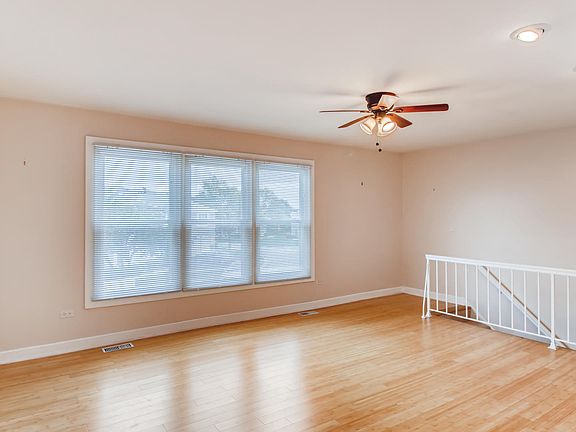 2nd image of 1060 Glouchester Hbr #2404