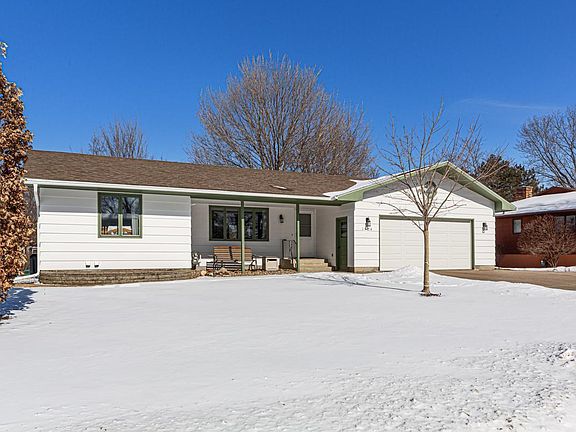 2nd image of 1424 Wellington Cres
