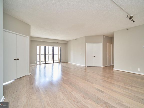 5th image of 1600 N Oak St APT 1910