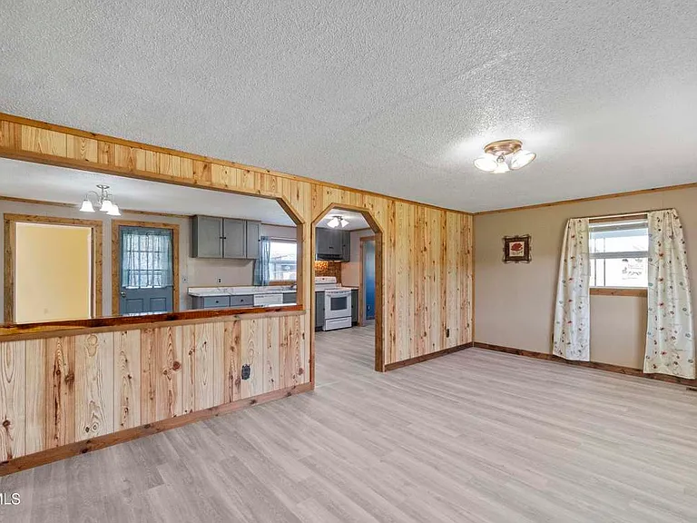 215 White Sands Rd — Photo 5