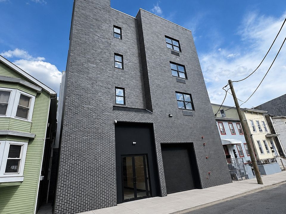 1st image of 453 Summer St #3