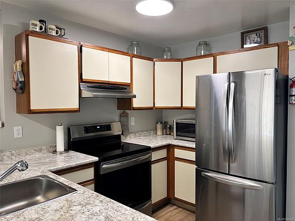 5th image of 419 Donner Dr