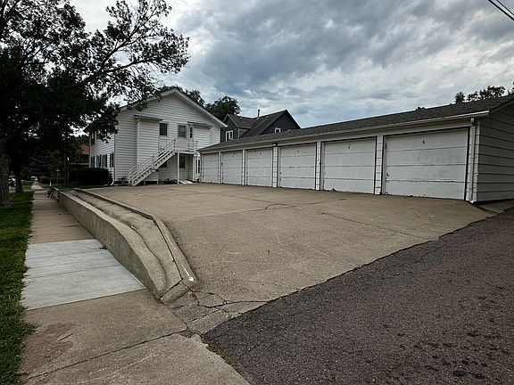 Garage included with the rent - with garage door opener