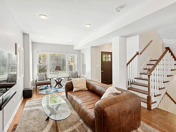 3rd image of 3643 W Oakdale Ave