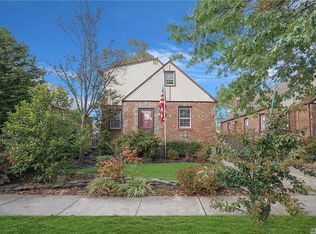 35 Greenwood Pl, Valley Stream, NY 11581