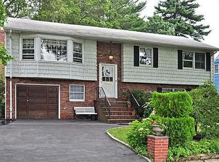 42 Rooosevelt St, Glen Head, NY 11545