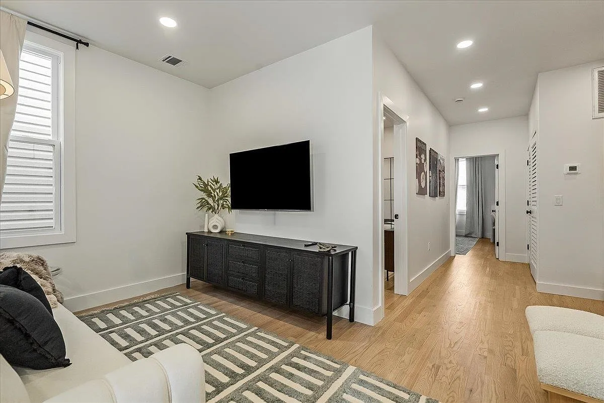 3 bed, 2.0 bath, 1000 sqft, $3,600 — Photo 3