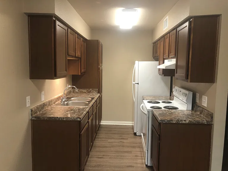 1753 E Henderson Rd — Photo 6