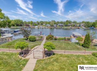 832 Beaver Lake Blvd, Plattsmouth, NE 68048