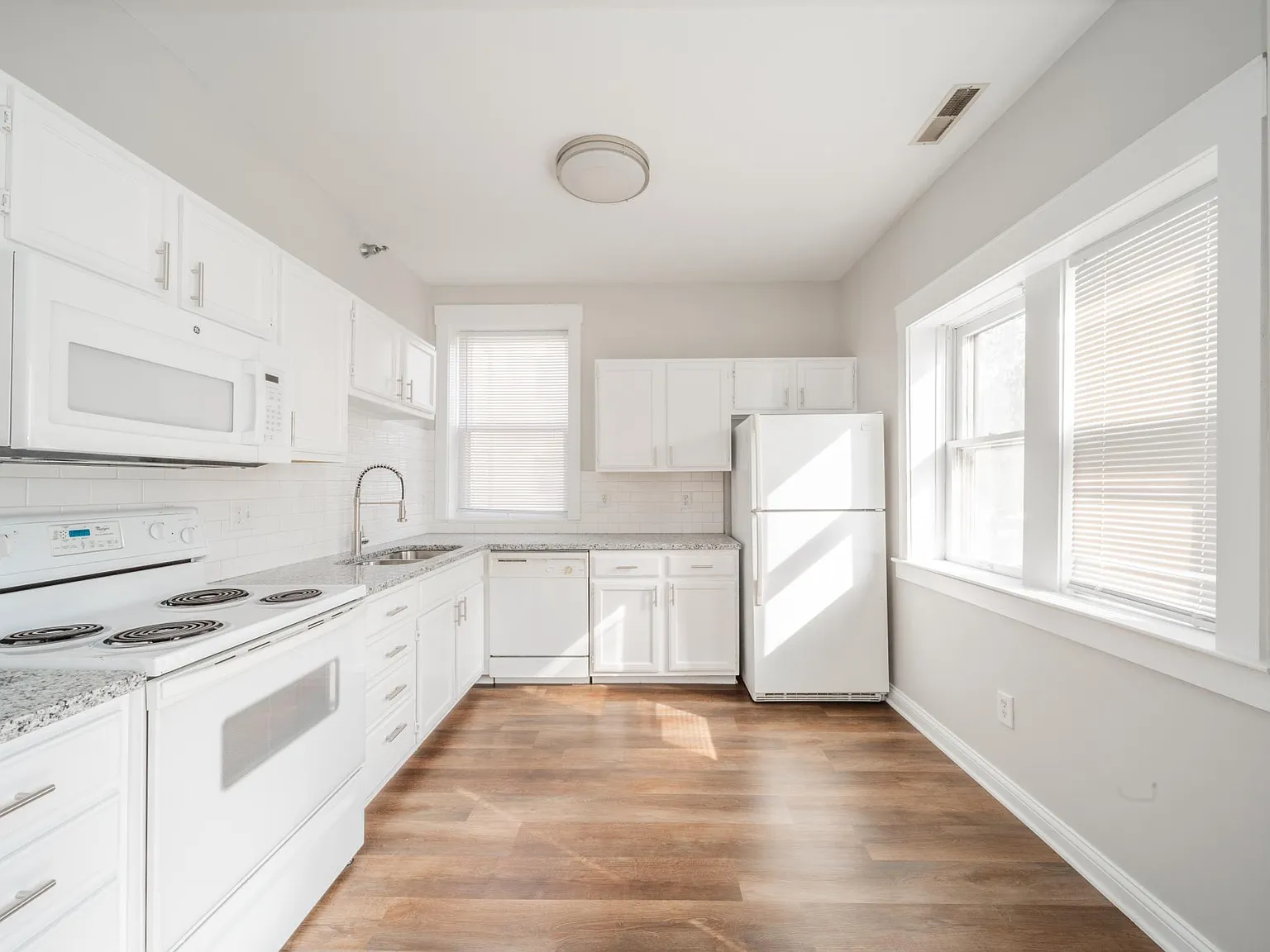 2 bed, 760 sqft, $1,434 — Photo 4