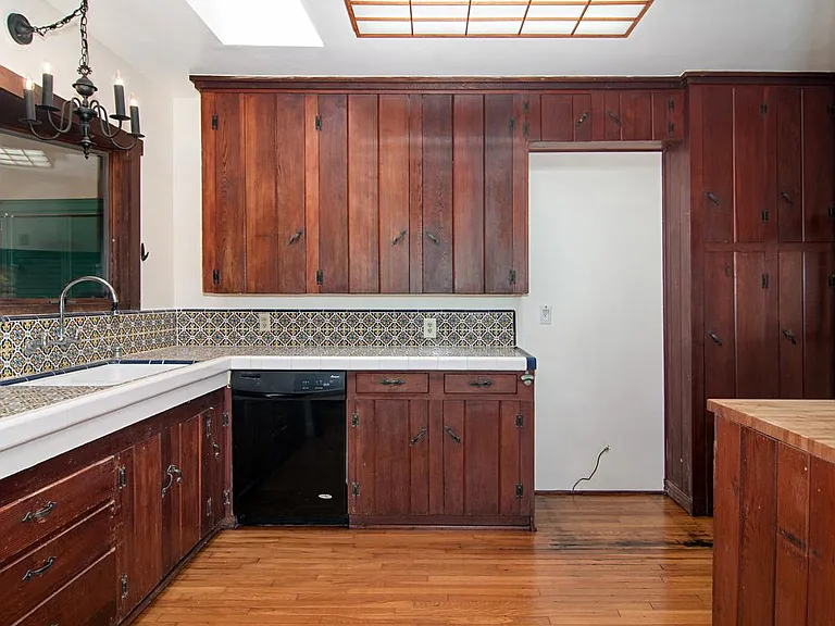Kitchen comes with refrig