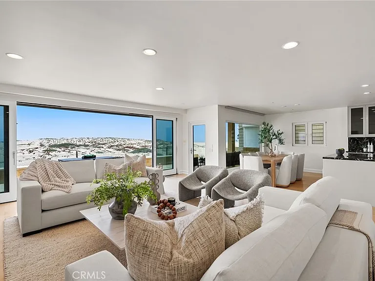 1554 E Oceanfront — Photo 18