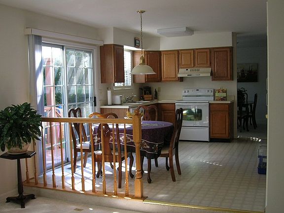 Eat-In Kitchen w/Slider to back yard