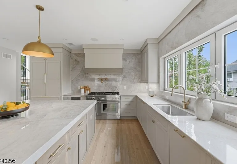 330 Wyoming Ave — Photo 2