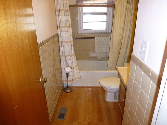 4th image of 590 Glenbrook St