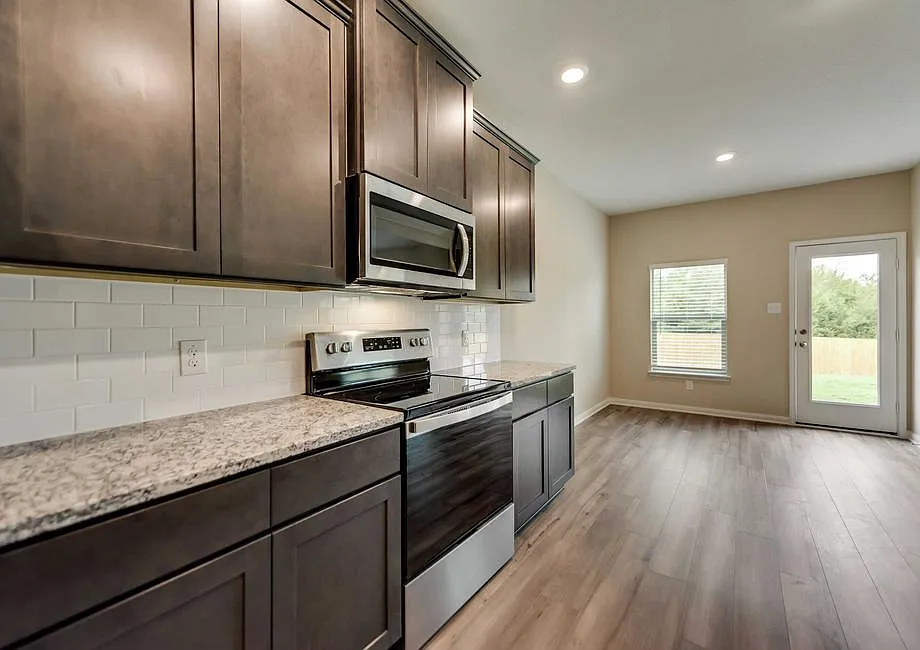 4 bed, 2.5 bath, 2191 sqft, $2,075 — Photo 3