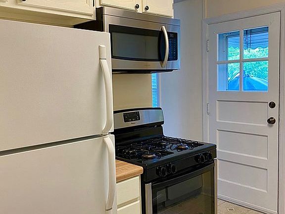 5th image of 623 Waukegan Rd