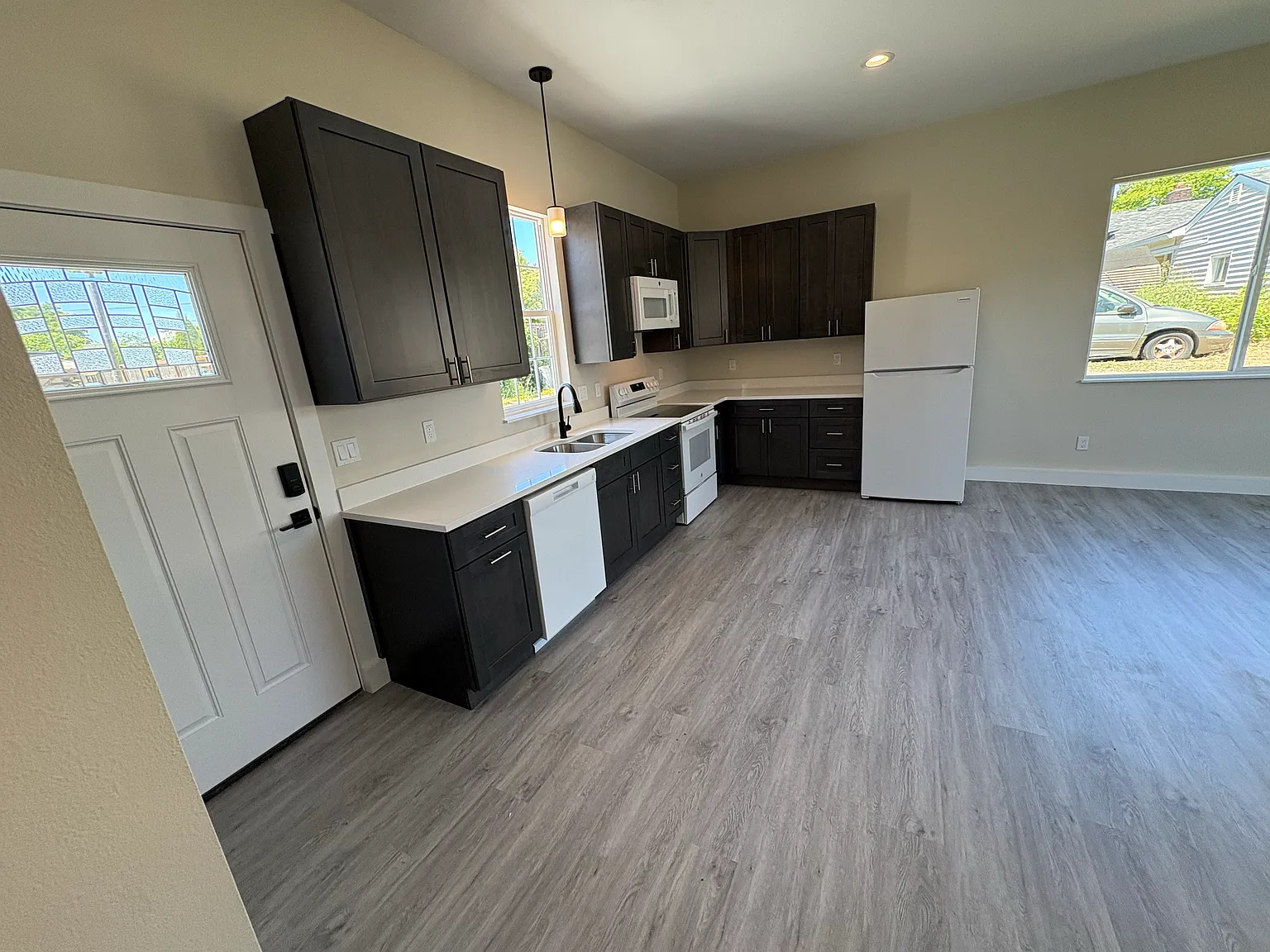 3 bed, 2.0 bath, 1020 sqft, $2,250 — Photo 2