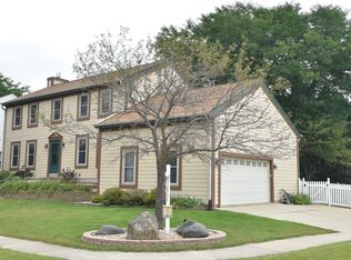 1237 Cavalier Dr, Waukesha, WI 53186