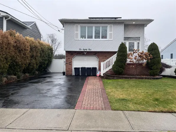 284 S 9th Street, Lindenhurst, NY 11757