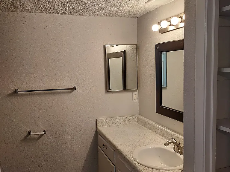Marbach Manor Apartments — Photo 29