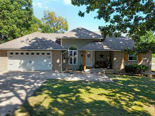 1954 Donna Cir, Lebanon, MO 65536