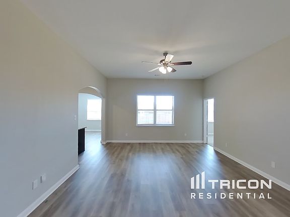 4th image of 1821 Golden Gate Dr