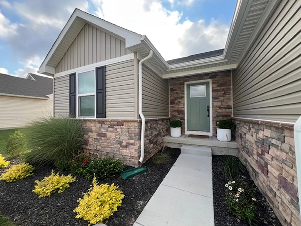 3 bed, 2.0 bath, 1365 sqft, $3,000 — Photo 2