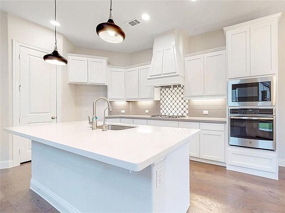 3rd image of 3005 Maplewood Dr