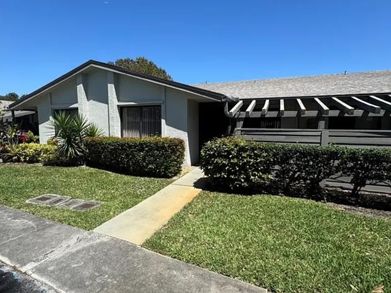 445 Lakeview Dr — Photo 1