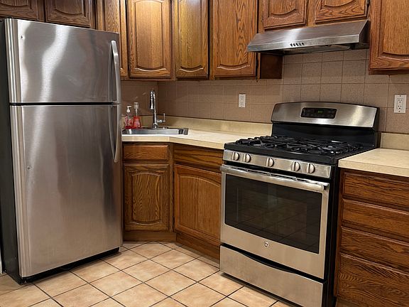2nd image of 2348 Crescent St #1