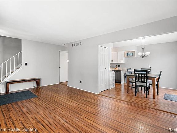 5th image of 34149 Garfield Cir