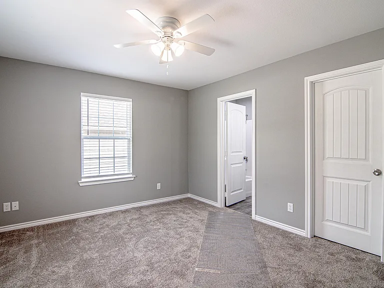 100 Shorewood Dr — Photo 8