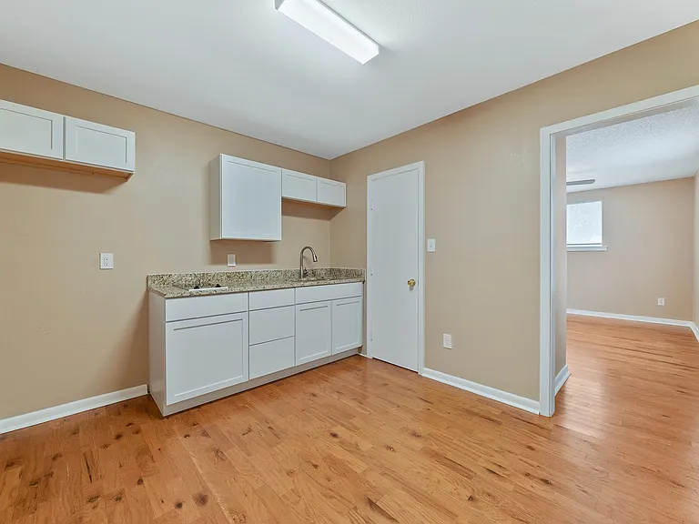 615 Burwood Ln — Photo 20