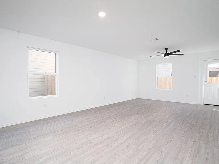 10921 Presa Way — Photo 11