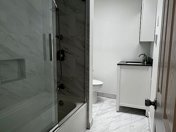 4th image of 248 E Queen Ln