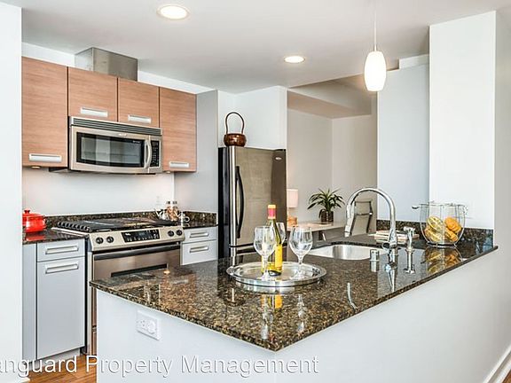 4th image of 300 Berry St Unit 607