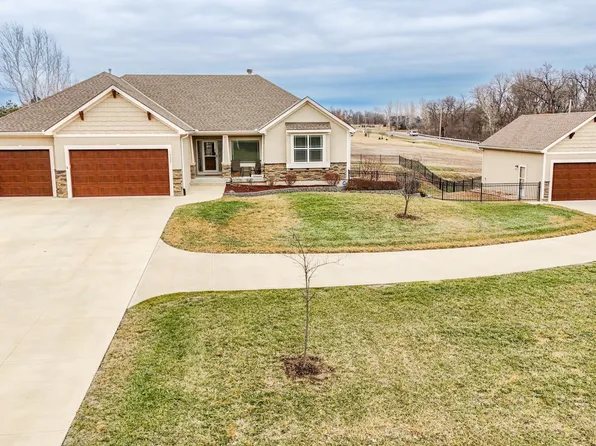 18220 Prairie View Dr, Tonganoxie, KS 66086