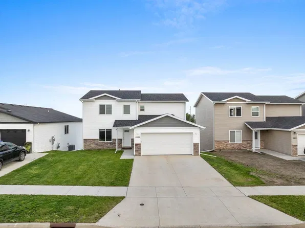 2609 Granite Dr NW, Minot, ND 58703