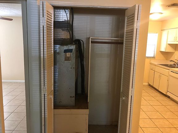 2nd image of 927 N Grove St APT A