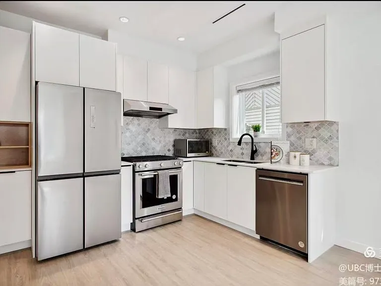3025 Kings Ave — Photo 2