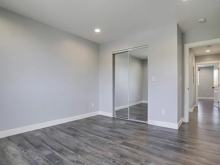 5258 1/2 E Oakland St — Photo 8