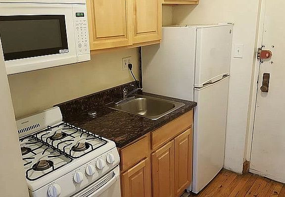 4th image of 323 W 75th St APT F