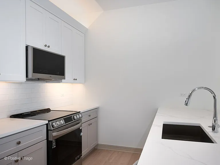 3202 N Racine Ave #205 — Photo 4