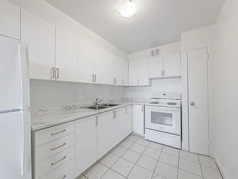 105 Rowena Dr — Photo 1