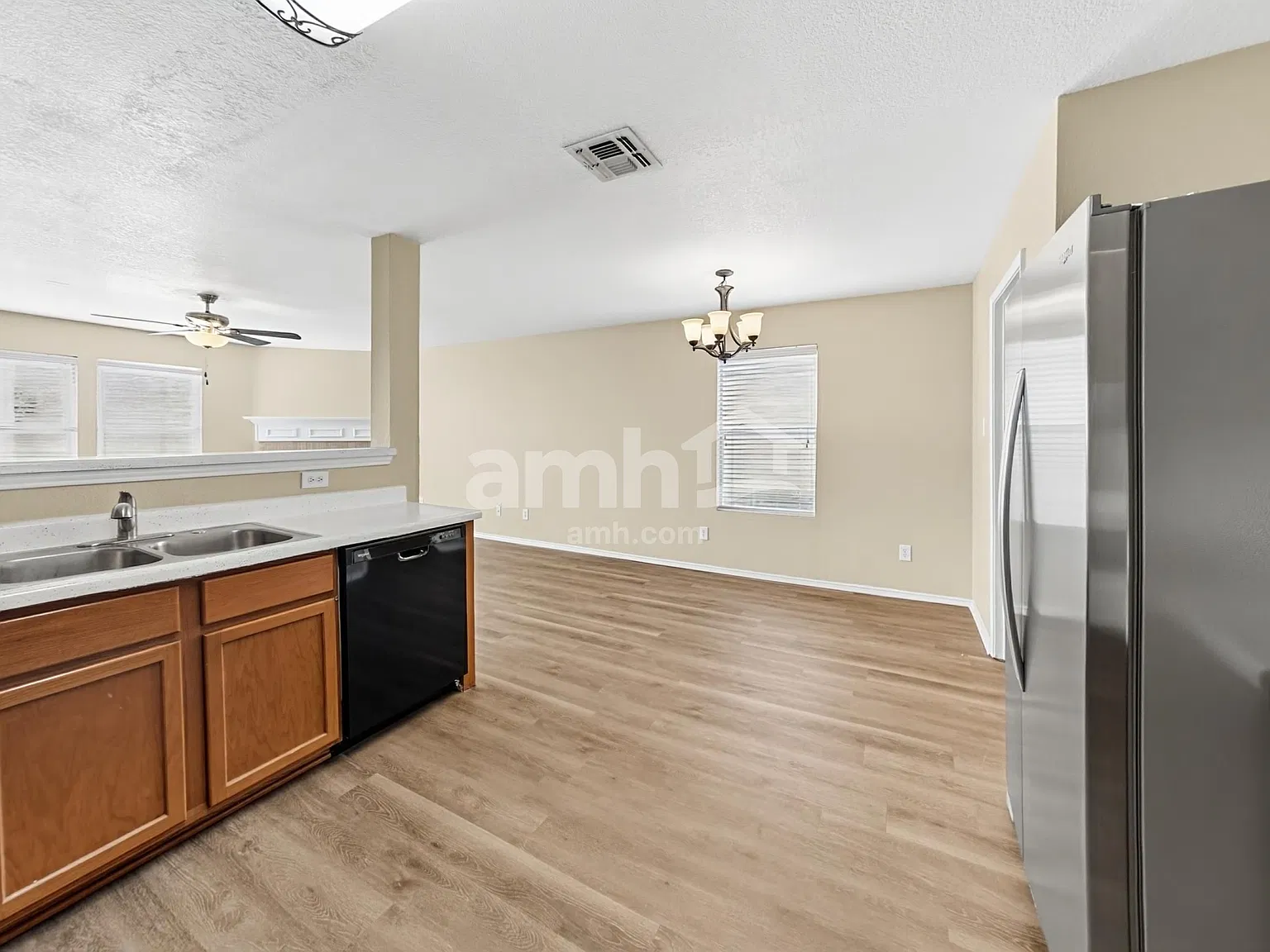 4 bed, 3.0 bath, 2556 sqft, $2,275 — Photo 4