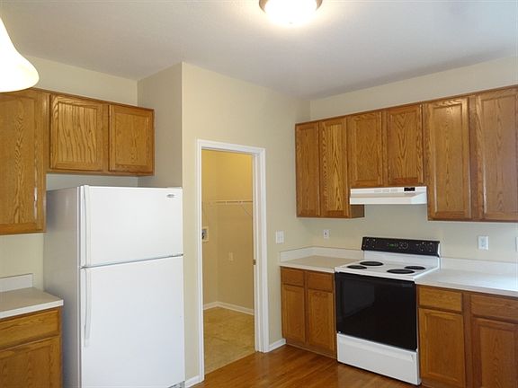 5th image of 1060 Bergenia Dr