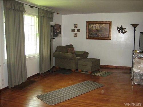 5th image of 385 Tremaine Ave