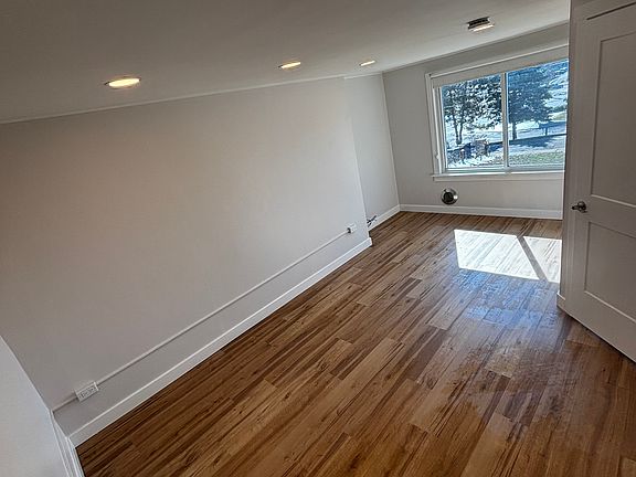 4th image of 392 Plum Ct #1