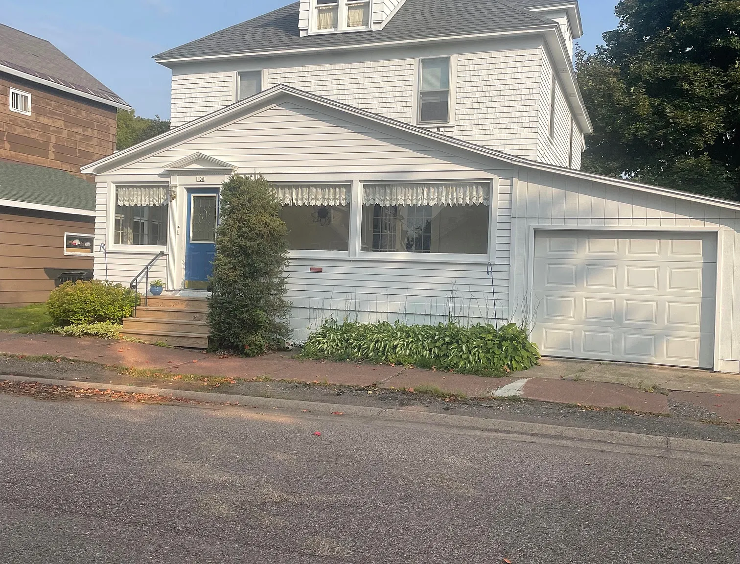 4 bed, 1.5 bath, 2100 sqft, $1,700 — Photo 1